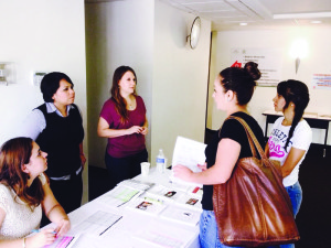 Jóvenes mexicanos reciben apoyo para beneficiarse del programa DACA, en el Consulado General de México en Denver.