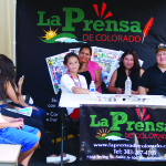 Emilio, Mary y Joel y parte de la plantilla de La Prensa de Colorado.