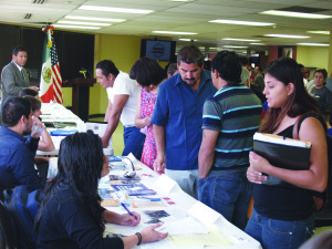 Las diferentes organizaciones, entre ellas OSHA, apoyando a la comunidad durante la feria informativa.