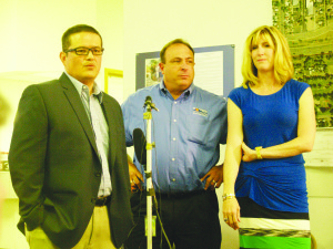 Matthew Pacheco, Anthony R. DeVito y Amy Ford, del Departamento de Transporte del Estado de Colorado, durante la conferencia de prensa. (Foto de Germán González)