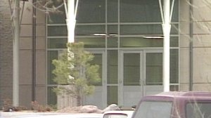 Entrada de la Escuela Preparatoria Columbine se mantuvo cerrada. (Foto cortesía de Fox31)