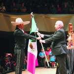 Recibiendo la bandera mexicana, previo al Grito de Dolores en el Denver Performing Arts Complex.