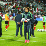 Guillermo Ochoa, uno de los más ovacionados, aún sin jugar.