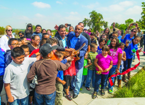 El Concejal Paul López y el Alcalde de Denver, Michael B. Hancock, compartiendo con los niños de la comunidad de Westwood. (Fotos cortesía del Departamento de Parques y Recreaciones de Denver)