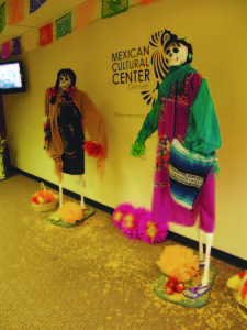 La tradicional celebración del Día de Muertos se puede apreciar, su arte, representación artesanal en el Centro Cultural Mexicano. (Foto de Germán González)