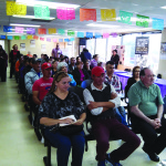 La comunidad mexicana atenta a los talleres informativos.