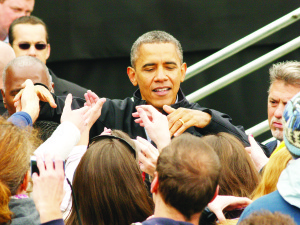 El Presidente Barack Obama comparte saludos con la comunidad de Denver. (Foto de Germán González)