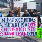 Frente al Consulado General de México en Denver un grupo de mexicanos organizaron su cuarta protesta en apoyo de las familias de los estudiantes desaparecidos de Ayotzinapa. (Fotos de Germán González)