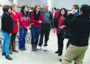 La Prensa de Colorado, con Mary A. Flores y Linda Sosa, captando el sentimiento de algunos de los voluntarios sobre cómo la historia se ha ido tejiendo en torno a estas tradicionales canastas navideñas.