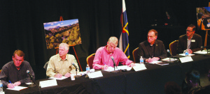 Los senadores Bennet y Udall, tomando nota del sentir de la comunidad en la misión de convertir a Browns Canyon en un Monumento Nacional. (Fotos de Germán González)