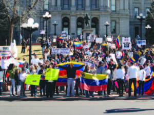 La manifestación de los venezolanos en Denver. (Fotos de Germán González)