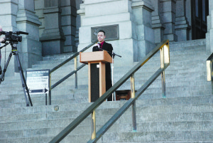 Jorge Jaquez compartiendo su historia en el Capitolio de Denver durante el evento de La Semana Nacional de Escuelas Opcionales. (Fotos de Mary A. Flores).