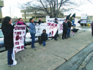 Miembros del grupo Colorado sin Fronteras se reunieron frente al Consulado General de México en Denver, aprovechando la visita del Presidente Peña Nieto a Washington DC, para protestar y recordar que ya van 102 días sin conocer detalles de los desaparecidos de Ayotzinapa.