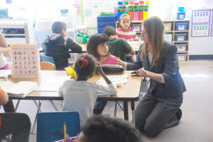 La Directora Jennifer saludando a los estudiantes en uno de los salones de clase de la escuela.