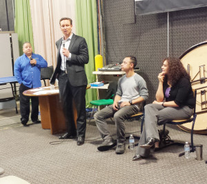 De derecha a Izq: Los panelistas Sonia Palafox, Jorge Jaquez, David R. Lockwood y Joel R. Flores como maestro de ceremonias.