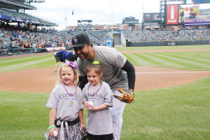 Vinny Castilla con las niñas que son receptoras de órganos. (Fotos de Yaeel Duarte).