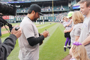 Vinny Castilla regalando autógrafos...