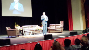 El Dr. Cesar Lozano en la conferencia en Denver, CO. el pasado Jueves.
