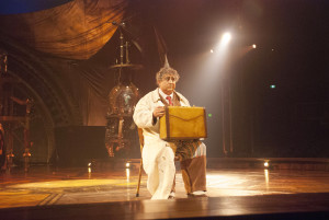 Antón Valén, interpreta el personaje protagónico de un científico loco”, llamado “Seeker” en inglés, en “Kurios - Cabinet of Curiosities”. (Fotos de Joel R. Flores).