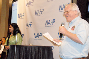 Mary Flores y Kirk Whisler dando inicio a la primer entrega de premios en la Convención Nacional de la NAHP.