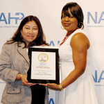 Mary Flores recibiendo el premio entregado por Tamara Weston en la Convención Nacional de la NAHP.