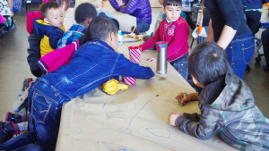 Niños inmigrantes de distintas razas juegan durante el almuerzo en escuela de Denver.