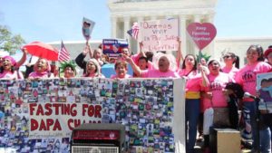 Con pancartas y difenrentes tipos de mensajes la comunidad a nivel nacional se hizo presente frente a la Corte Suprema en Washington. (Fotos: cortesía de Jeanette Vizguerra).