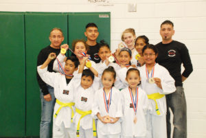 El equipo completo de la escuela Martinez Brothers Taekwondo contentos con los resultados obtenidos durante la competencia. En ambas categorias se pudo conseguir llegar al podium. (Fotos: LPDC/Víctor Novelo).