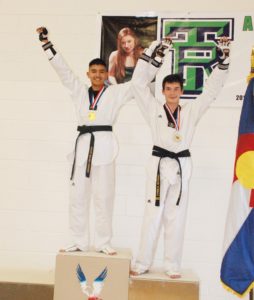 Emilio Flores galardonado con la medalla de oro de la Escuela Martinez Brother’s Taekwondo. (Foto/Víctor Novelo). 