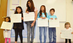 Niños afectados por la inmigración y su mensaje. (Foto/Costesía de AFS.