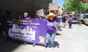 En pleno centro de Denver, decenas de trabajadores conocidos como janitor’s y familias marcharon para dar a conocer su situación laboral. (Fotos/LPDC Germán González).