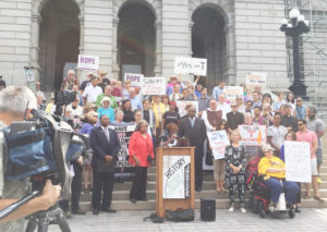 Presentan la Enmienda T, en el exterior del Capitolio, contando con el apoyo de legisladores locales, líderes de fe y la comunidad misma. (Foto cortesía a La Prensa de Colorado).