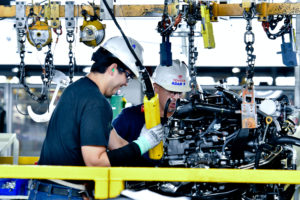 El trabajo humano, clave para el éxito en la manufacturación de las camionetas de la empresa Toyota.