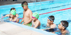 Que los niños sepan flotar o nadar bien, es clave para su seguridad, afirma la entrenadora Yoli Casas.