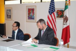 El Cónsul Adjunto Jeremías Guzmán Barrera y Charles Frasier, del Departamento del Trabajo de Denver, durante la firma del documento.