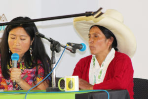 Máxima Acuña –derecha-, durante su participación. Un discurso emotivo y con mucha calidad humana. (Fotos:LPDC/Germán González Flores)