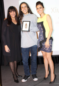 Xiuhtezcatl Tonatiuh, recibiendo el Premio “Nuestro Hijo”.
