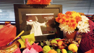 El altar por el Día de Muertos, como un homenaje a Juan Gabriel.