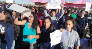 Durante una manifestación por una céntrica avenida de Denver, miles de estudiantes alzaron su voz.