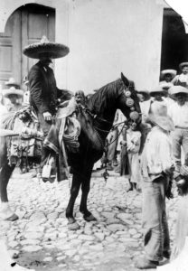 El Caudillo del Sur, aficionado a los caballos y un buen montador… (Foto cortesía Edgar R. Zapata). 