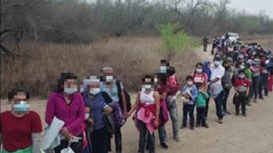 Migrantes que esperan ser recibidos por Biden, secuestrados y retenidos por rescate en Texas, policías los rescatan