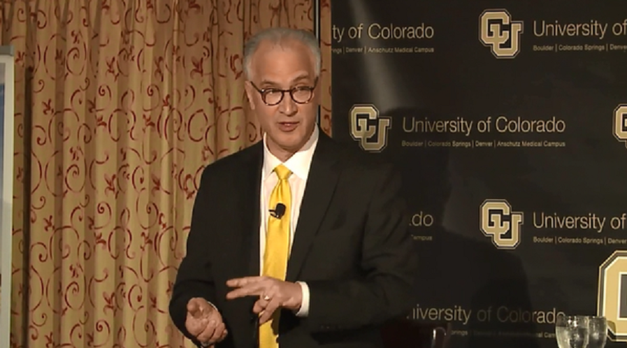 Renuncia presidente de la Universidad de Colorado