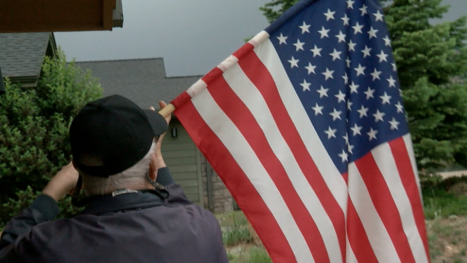 Veteranos en casa de retiro exhibiendo la bandera por el orgullo por el país