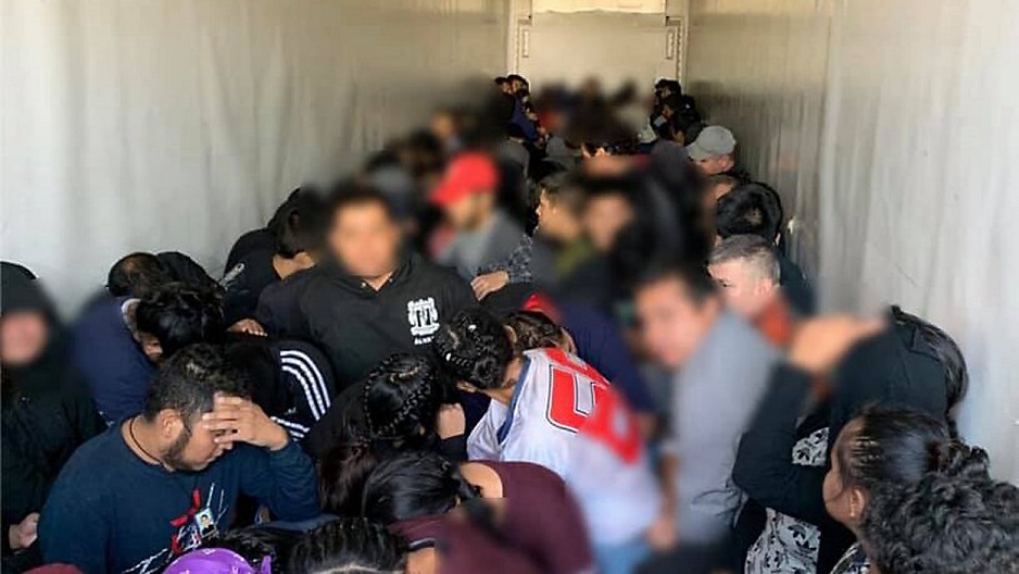 105 migrantes encontrados en un camión en la frontera