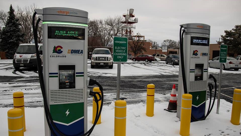 Longmont reanudará la tarifa de $1 por hora para estaciones de carga de vehículos eléctricos