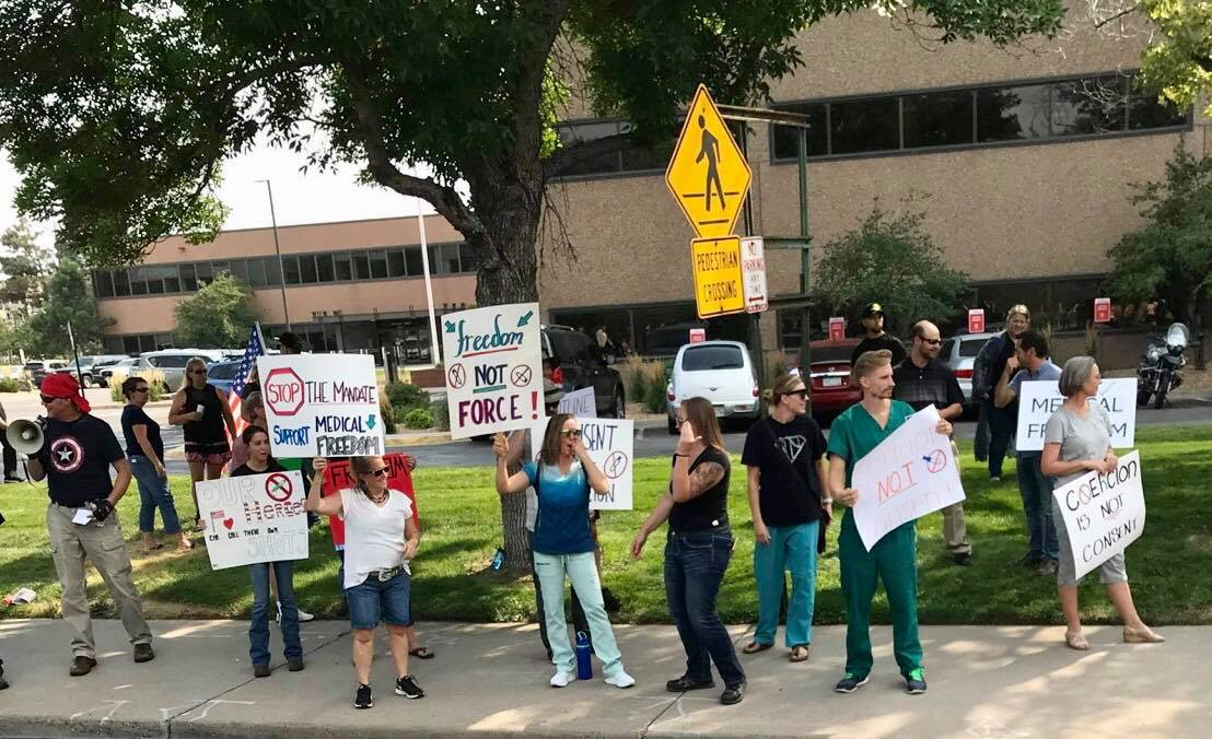 Personal medico se levanta en protesta en contra del mandato de vacunas Covid