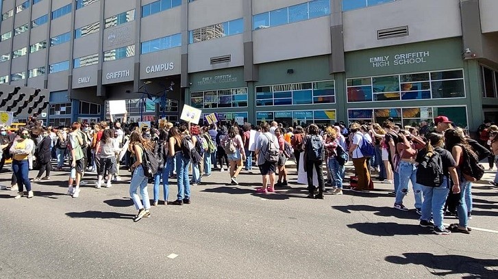 Al rededor de mil estudiantes de secundaria salen a protestar y exigen la renuncia de Tay Anderson