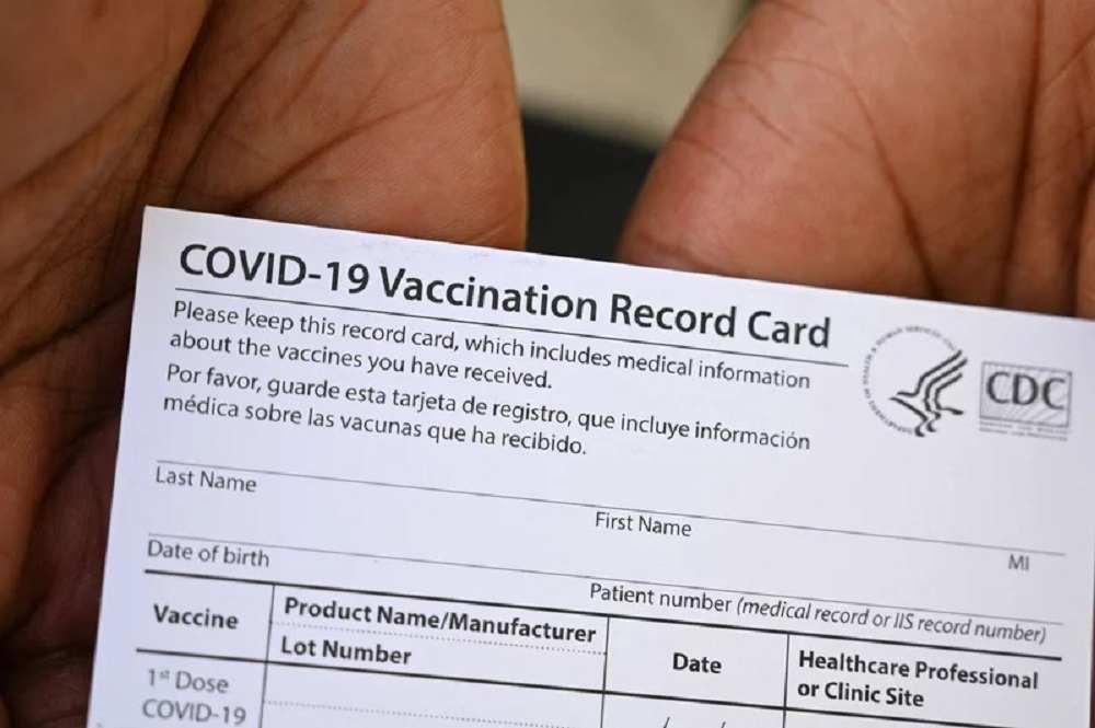 Un médico encuentra tarjetas de vacunación que se venden en línea