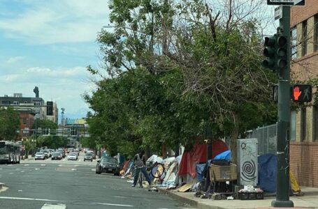 Medida electoral duplica la prohibición de acampar sin hogar en Denver