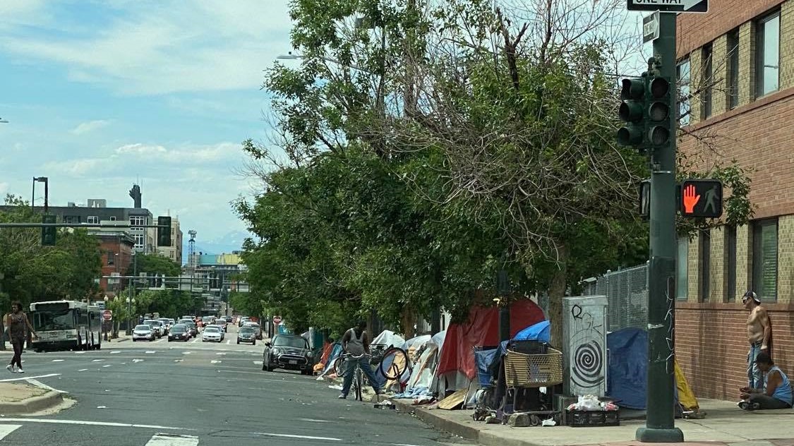 Medida electoral duplica la prohibición de acampar sin hogar en Denver